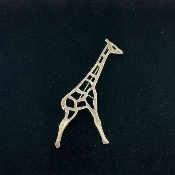 Jewelry - Sterling silver giraffe brooch